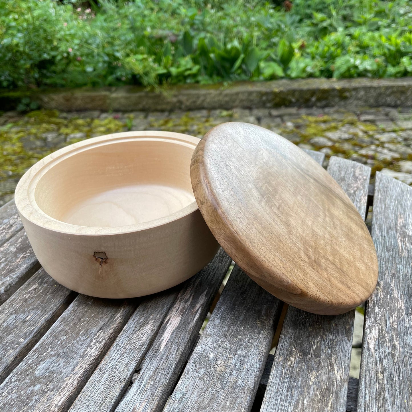 Holzdose aus Ahorn- und Walnussholz