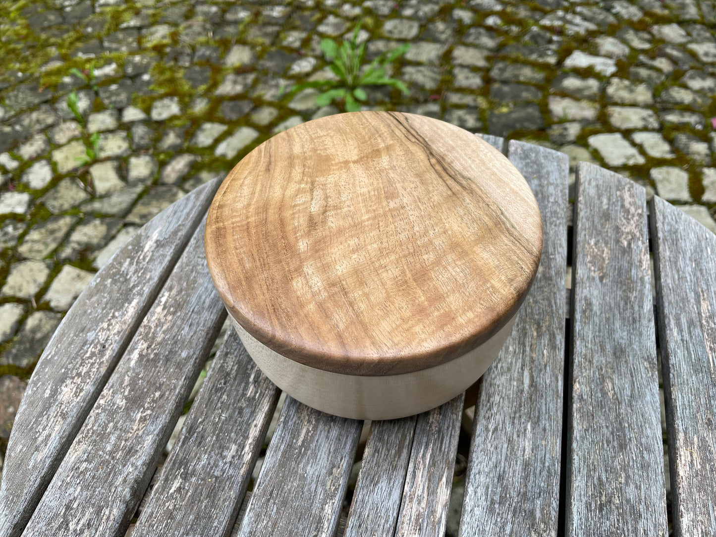 Holzdose aus Ahorn- und Walnussholz