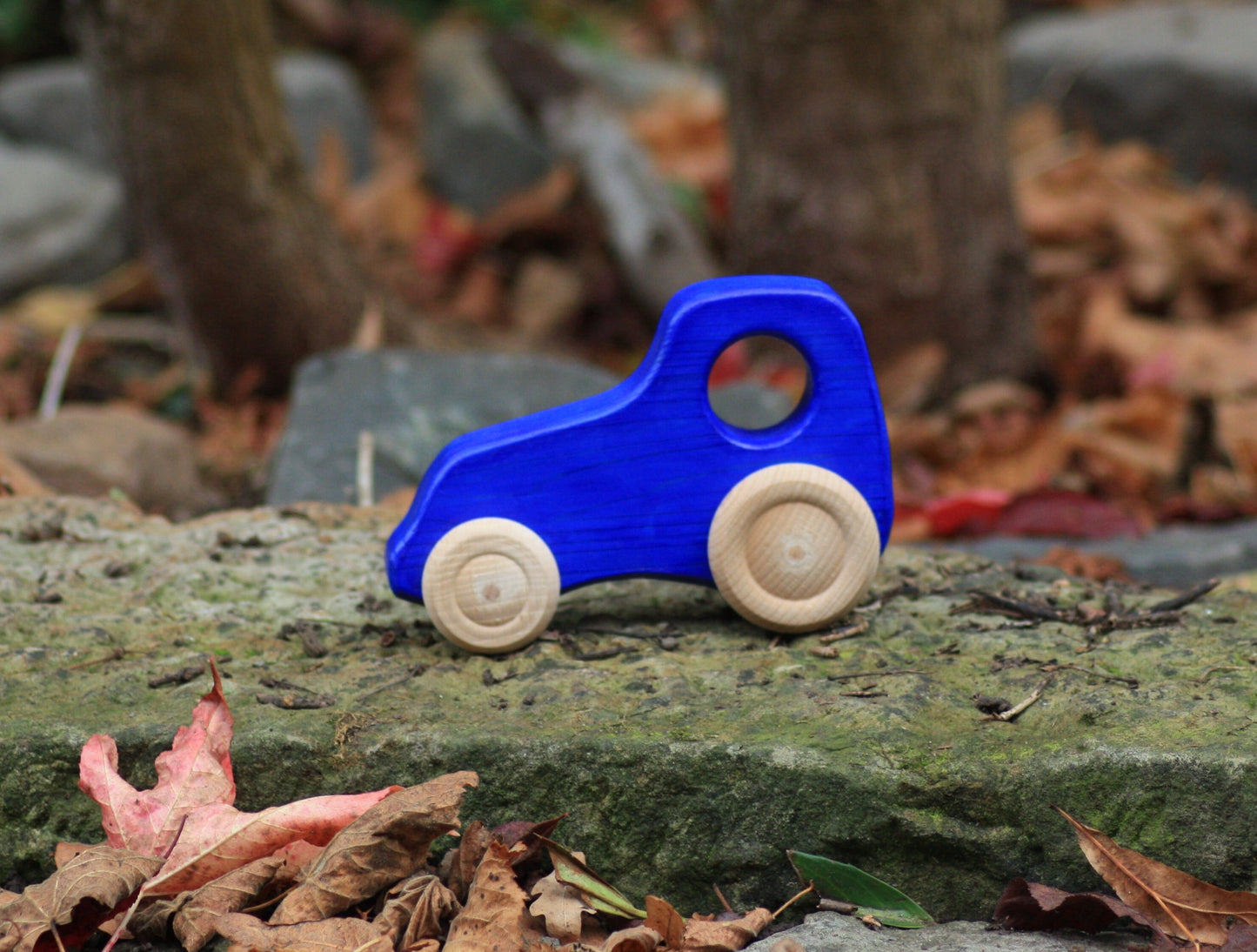 Holz-Traktor blau