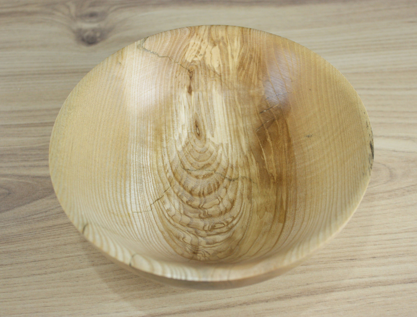 Handgemachte Schüssel aus Eschenholz