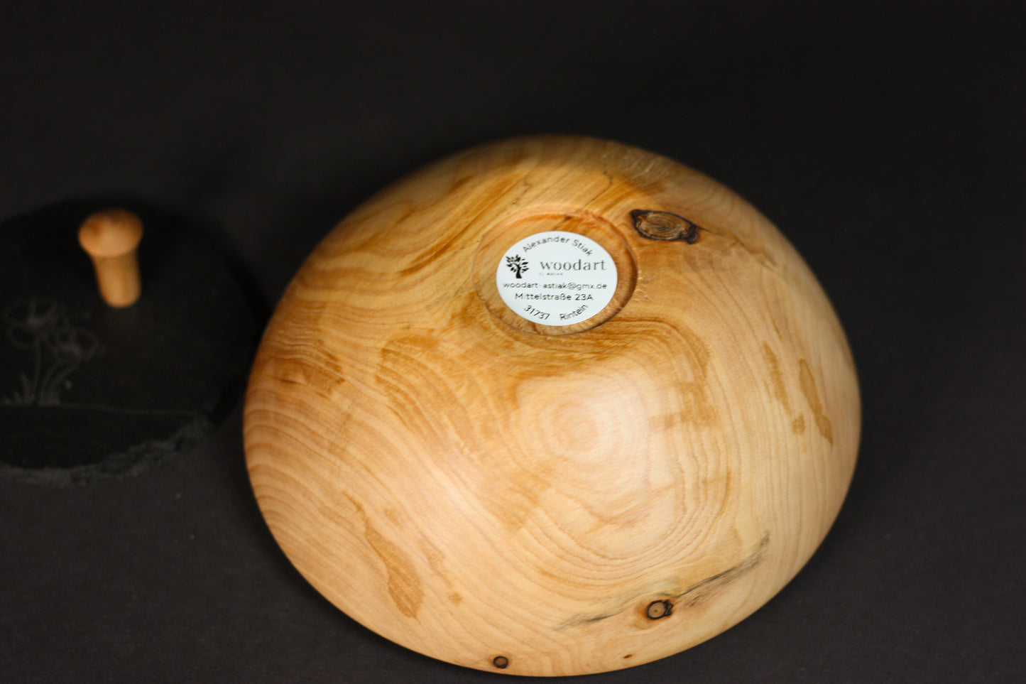Holzdose aus Thuja mit graviertem Schieferdeckel