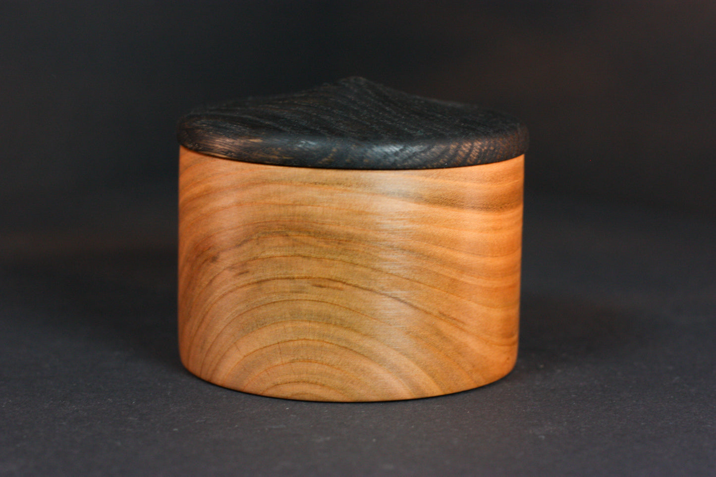Holzdose aus Kirschbaum und Eichenholz