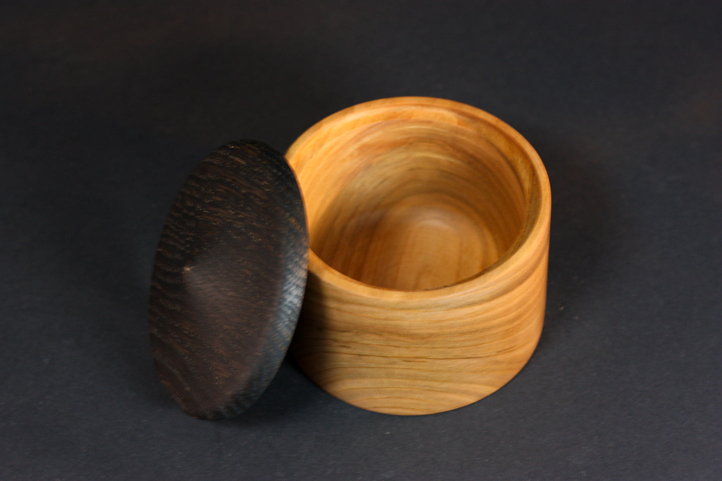 Holzdose aus Kirschbaum und Eichenholz