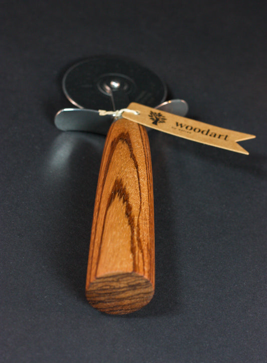 Pizzaschneider mit Zebranoholz