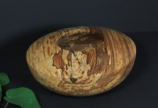 Handgemachte Schale aus gestocktem Eschenholz