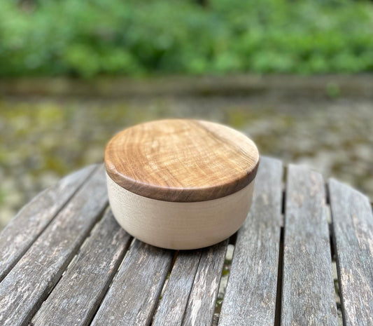 Holzdose aus Ahorn- und Walnussholz
