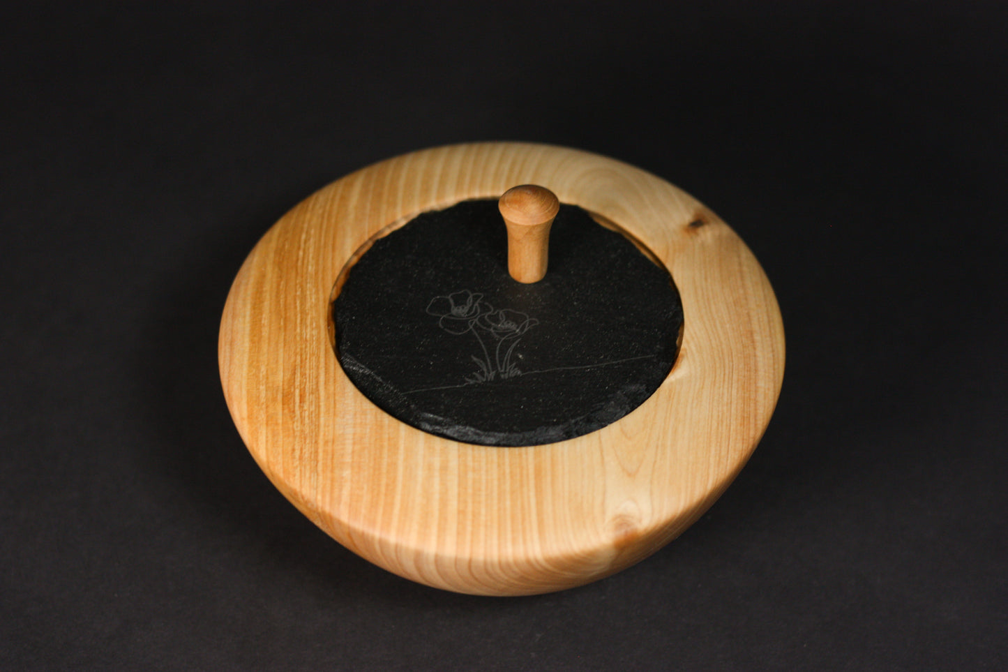 Holzdose aus Thuja mit graviertem Schieferdeckel