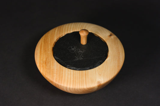 Holzdose aus Thuja mit graviertem Schieferdeckel