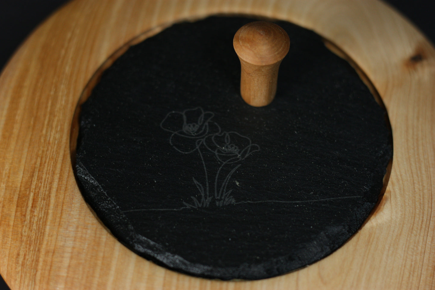 Holzdose aus Thuja mit graviertem Schieferdeckel