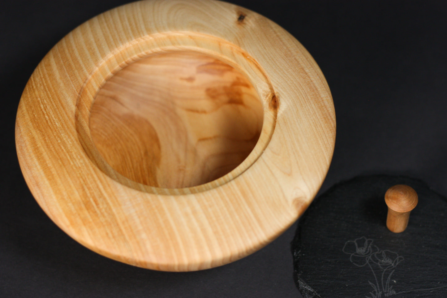 Holzdose aus Thuja mit graviertem Schieferdeckel