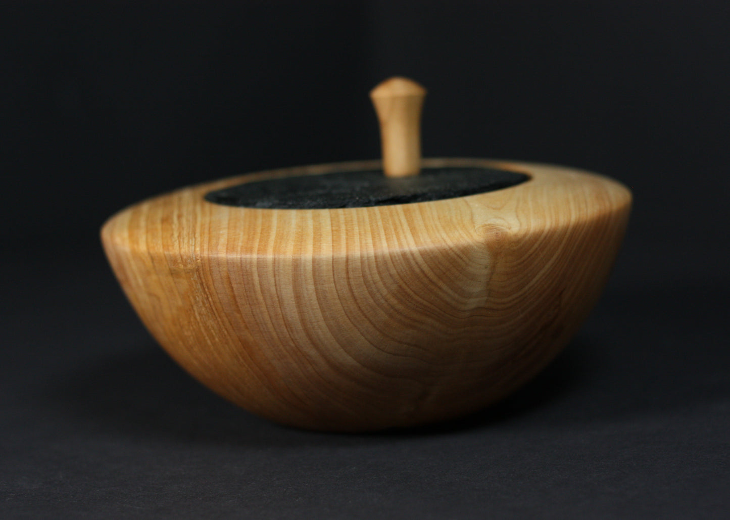 Holzdose aus Thuja mit graviertem Schieferdeckel