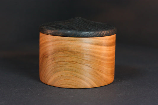 Holzdose aus Kirschbaum und Eichenholz
