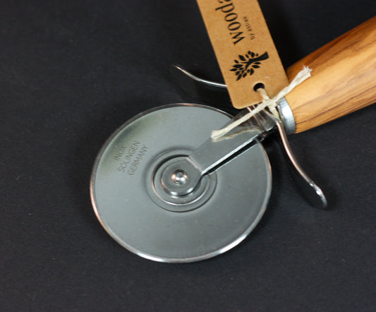 Pizzaschneider mit Olivenholz