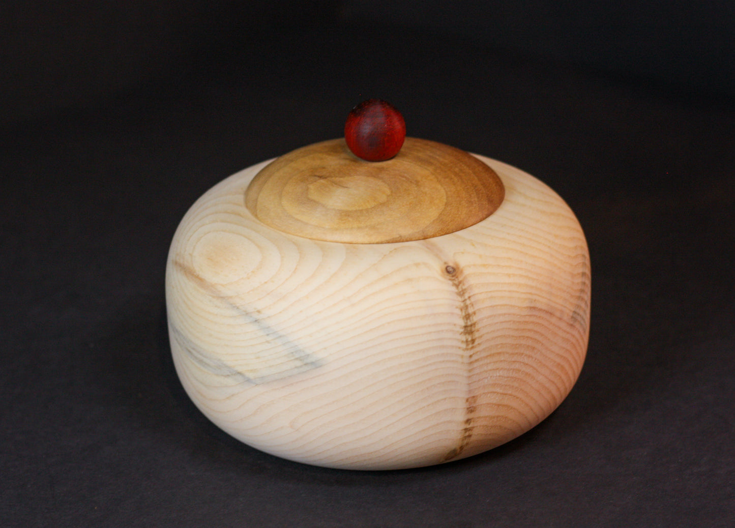 Holzdose aus Zirbenholz mit Deckel aus Walnuss &amp; Padouk – Ø 14,5 cm, Höhe 11 cm