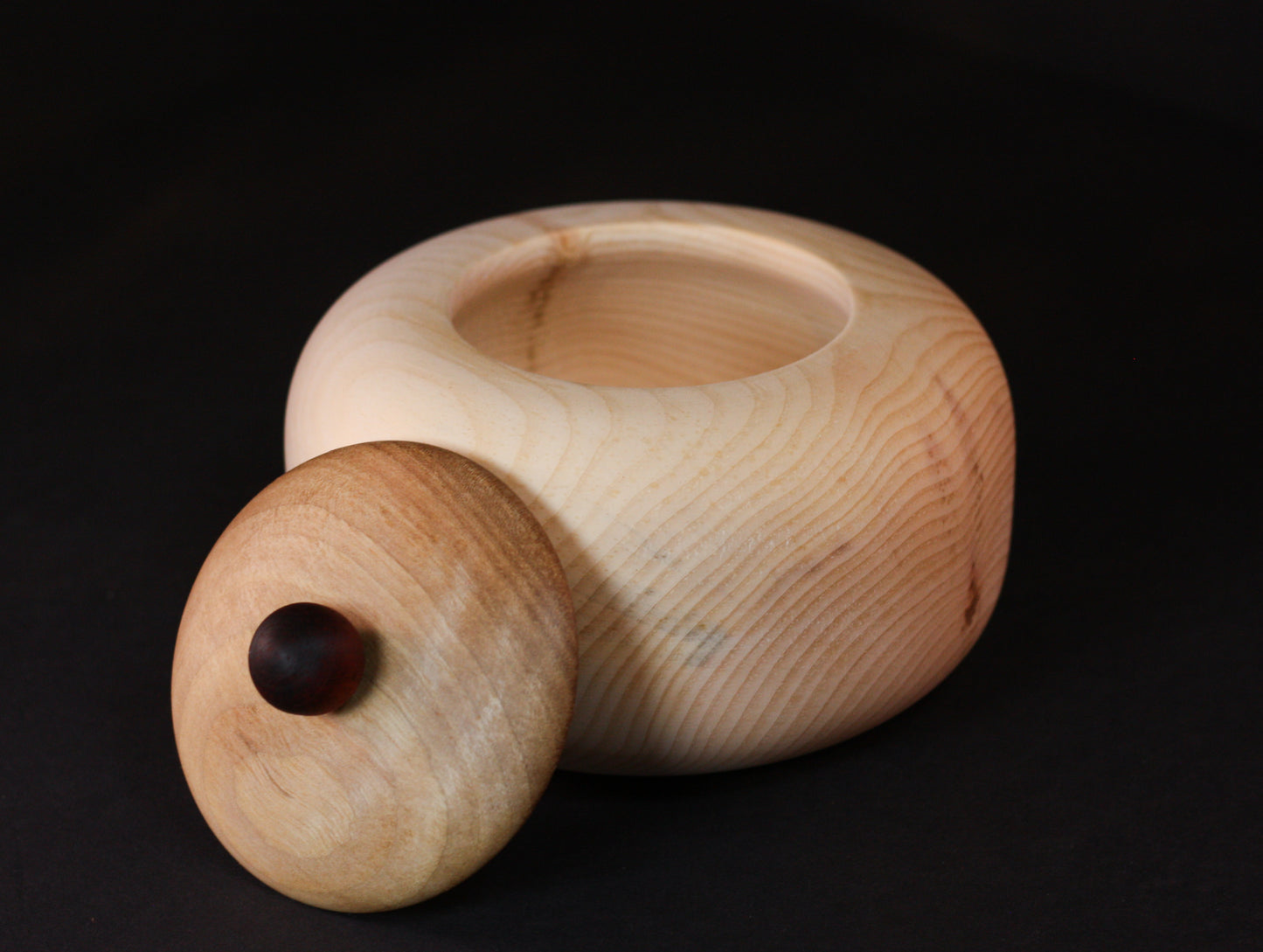 Holzdose aus Zirbenholz mit Deckel aus Walnuss &amp; Padouk – Ø 14,5 cm, Höhe 11 cm