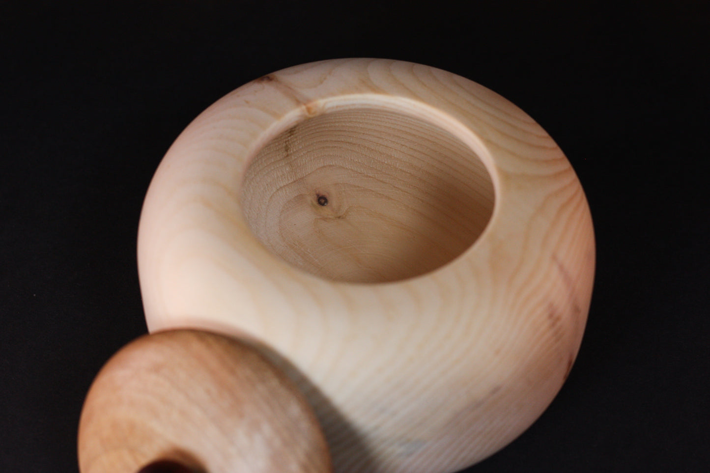 Holzdose aus Zirbenholz mit Deckel aus Walnuss &amp; Padouk – Ø 14,5 cm, Höhe 11 cm