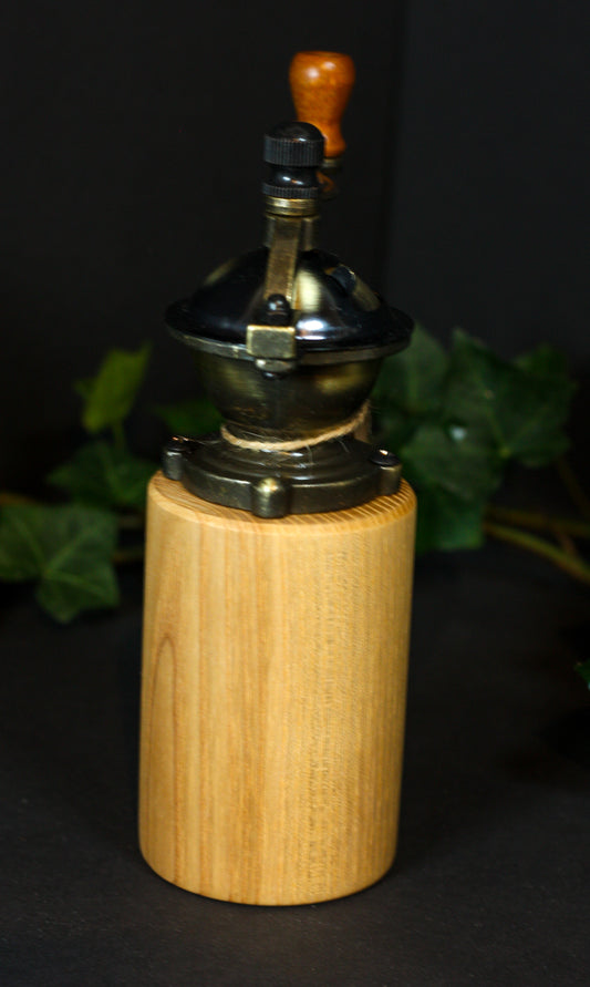 Salz- und Pfeffermühle aus Eschenholz