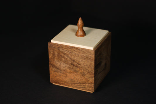 Handgefertigte Holzbox aus Ahorn & Walnuss