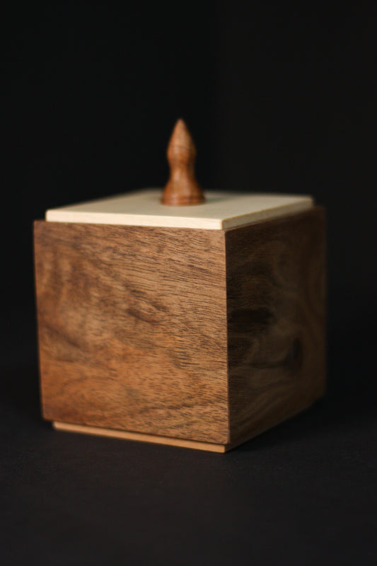 Handgefertigte Holzbox aus Ahorn & Walnuss