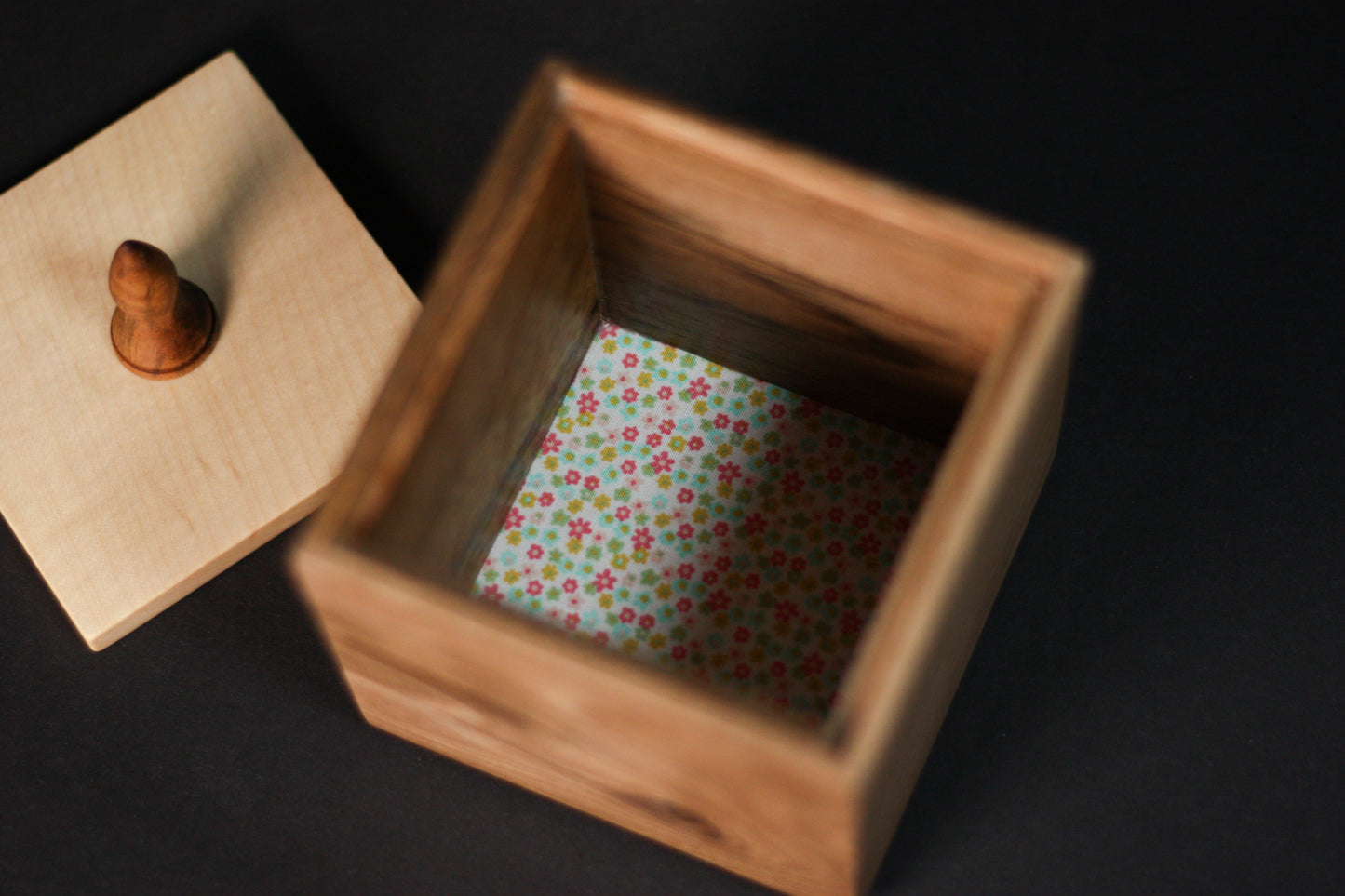 Handgefertigte Holzbox aus Ahorn & Walnuss