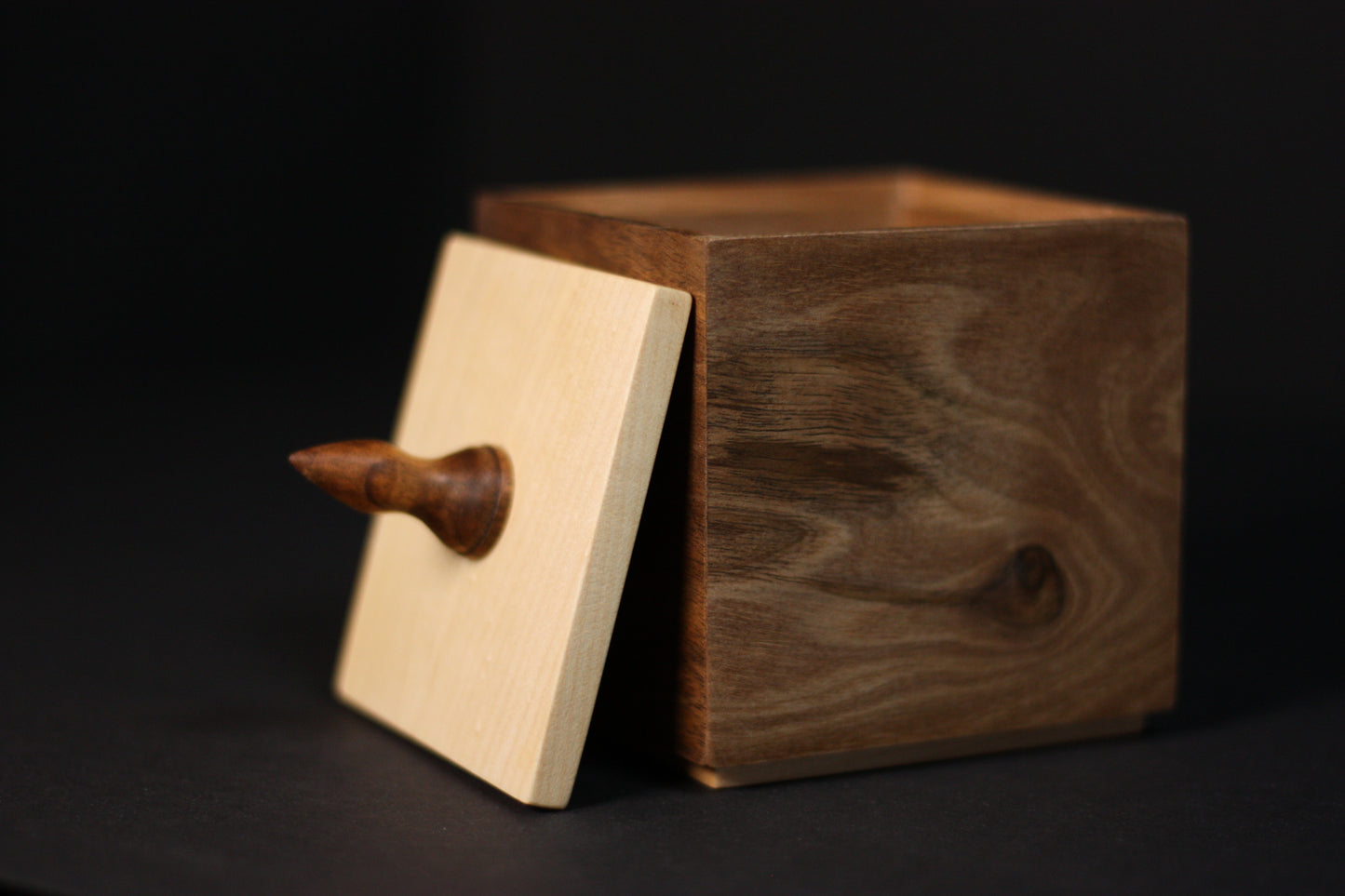 Handgefertigte Holzbox aus Ahorn & Walnuss